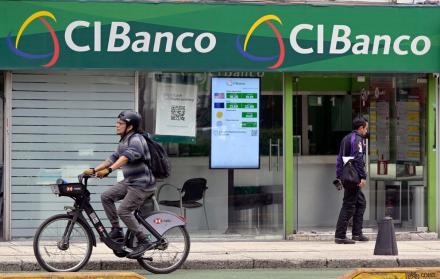 Personas pasan frente a una sucursal de CIBanco en la Ciudad de México el 25 de junio de 2025.