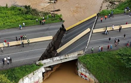 Puente colapsado por las fuertes lluvias este miércoles, 25 de junio, en Ospino (Venezuela).