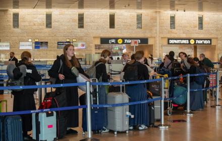 personas en el interior de la terminal del aeropuerto