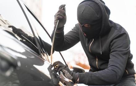 primer-plano-del-hombre-que-intenta-entrar-en-un-coche