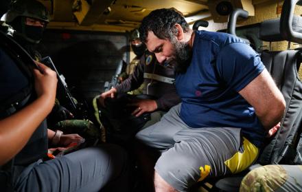 'Fito' esposado es escoltado por militares durante su traslado aéreo a Guayaquil