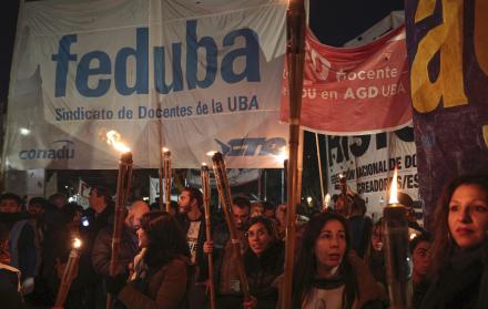 Personas participan en una marcha este 26 de junio de 2025, en Buenos Aires (Argentina).