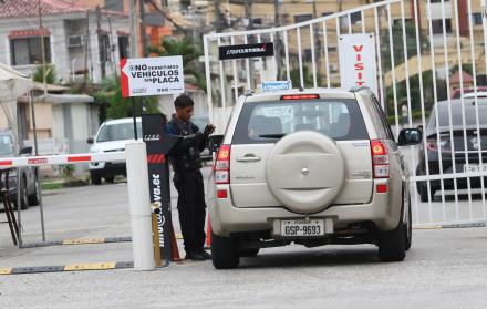 PROHIBEN CARROS SIN P (14803355)