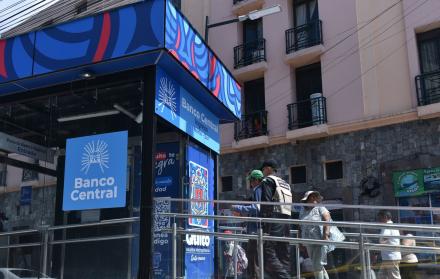 Renovación. La Alcaldía de Muñoz aprovechó la readecuación de las paradas del trolebús para impregnar su imagen en los andenes.