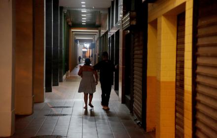 Guayaquil nocturno comercio vía pública peatones inseguridad junio 2025 JF