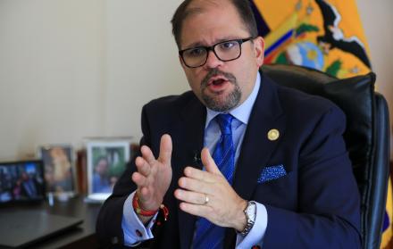 El ministro del Interior, John Reimberg, anunció el plan para incorporar policías y militares retirados al sistema penitenciario.