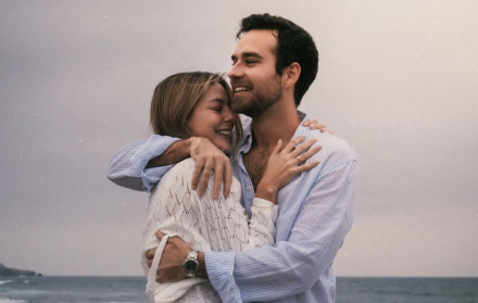 Natalia Regge y Santiago Belles celebran su compromiso con un romántico atardecer en la playa.