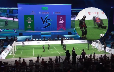 Robots humanoides compiten en un partido de fútbol