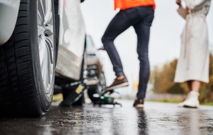 mecanico-de-automoviles-de-emergencia-reparando-vehiculos-de-mujer-en-la-calle