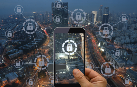 Usuarios navegando en redes sociales bajo el riesgo de fraudes y bots”