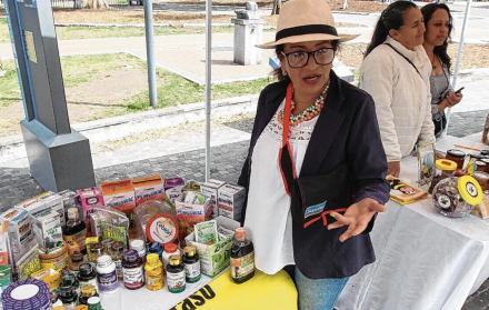 Lady Sánchez recorre, de lunes a domingo, la av. Ajaví y la Cardenal de la Torre, con su agua de sábila y productos.