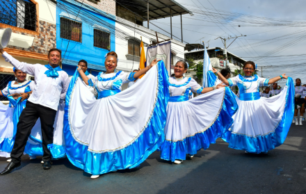 Desfile por el inicio de la fiestas julianas en Guayaquil.