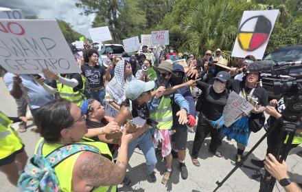 Personas se manifiestan durante una protesta