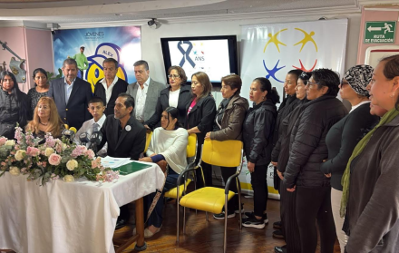 Gustavo Dávila (centro), con pacientes con enfermedades catastróficas de hospitales de Quito.