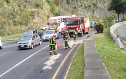 El volcamiento en la avenida Simón Bolívar, a la ltura de Guápulo, generó el derrame de líquidos sobre el carril izquierdo.