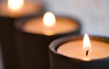 Referencial. Velas encendidas por cortes de luz.