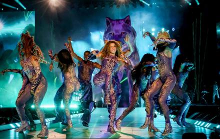 Shakira en su tour Las mujeres ya no lloran