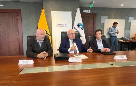 Autoridades del Ministerio de Energía y Minas, en rueda de prensa.