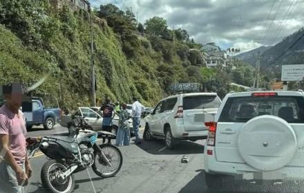 Los dos autos chocaron de frente, cuando circulaban por la av. De los Conquistadores, una vía que conecta a Guápulo con el valle.
