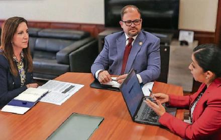 La Ministra de Educación Alegría Crespo y el Ministro del Interior John Reimberg en reunión por el Plan Nos Cuidamos.