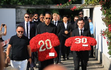 Los jugadores del Liverpool Virgil van Dijk (c) y Andrew Robertson (d) llevan ofrendas florales en el funeral del jugador de fútbol portugués Diogo Jota y su hermano Andre Silva.