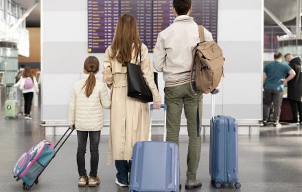 familia-de-tiro-completo-en-el-aeropuerto