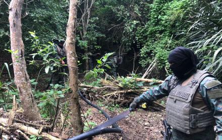 Las Fuerzas Armadas del Ecuador identificaron una perforación clandestina en el tramo PK 123 del poliducto que atraviesa el cantón Puerto Cayo.