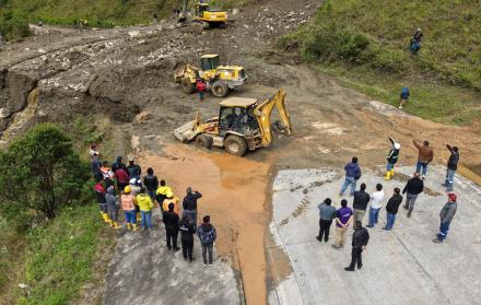 Vía Zamora-Loja afectada por deslizamiento de tierra