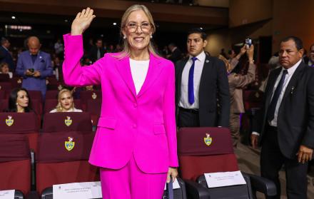 La asambleísta nacional Annabella Azín alertó sobre un esquema de estafa que utiliza su nombre para ofrecer cargos públicos y pedir dinero.