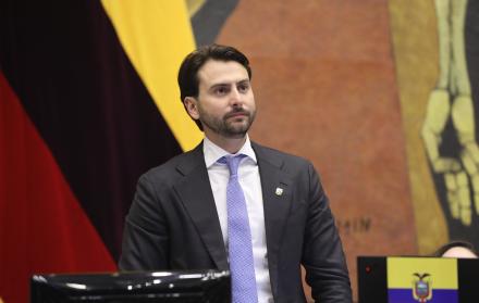NIELS OLSEN PRESIDE LA ASAMBLEA DE ECUADOR