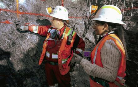 Trabajadores en mina de Ecuador