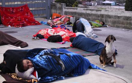 Personas duermen en una calle
