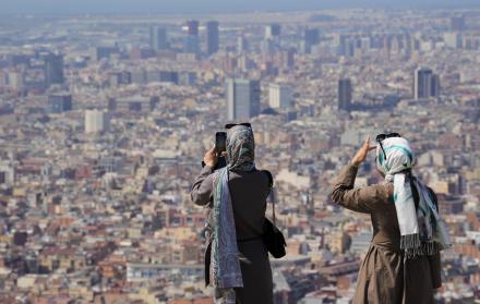 Turistas en el Turó de la Rovira de Barcelona