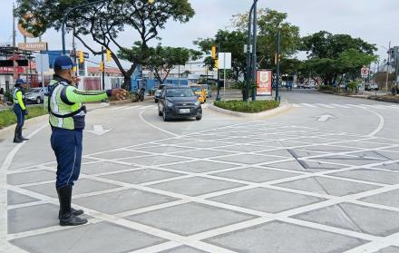 Intersección divergente tipo diamante en avenida Isidro Ayora