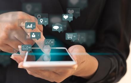 Un hombre teclea en un celular