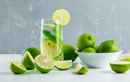 limonada-en-un-vaso-con-limones-hierbas-vista-lateral-en-blanco-y-yeso