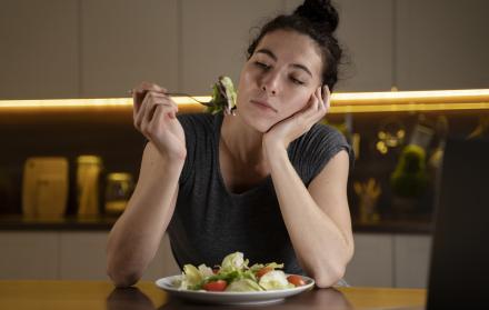 mujer-tratando-de-comer-sano-en-casa