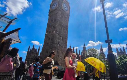 Personas pasean por Londres