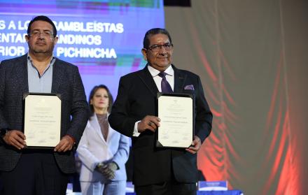 Carlos Faustino Falconi Lindao (derecha)