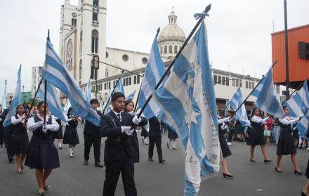 desfile estudiantil banderas Guayaquil 12 julio 2025 JF