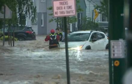 Equipos de emergencia rescatan a conductores varados mientras las aguas suben en Nueva Jersey.