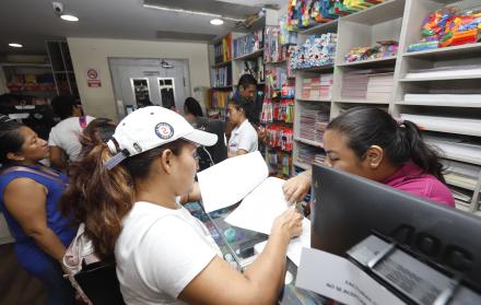 personas comprando útiles escolares