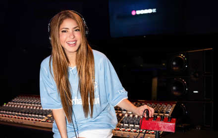 Shakira invita a sus fans a ser parte de su experiencia exclusiva 'Caminar con La Loba' en Quito.