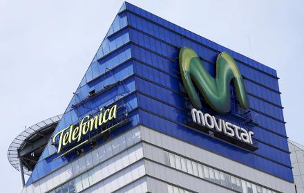 Los logotipos de Telefónica y sus marcas de telecomunicaciones Movistar se ven en la parte superior de un edificio de Telefónica
