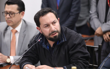 Adrián Castro, asambleísta de ADN por Azuay, impulsa un código de ética para combatir el nepotismo en la Asamblea Nacional.