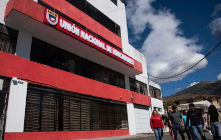 La Unión Nacional de Educadores (UNE) denunció que en la Ley de Integridad Pública se aumentaba la edad de jubilación, de 60 a 65 años, para recibir el incentivo económico.