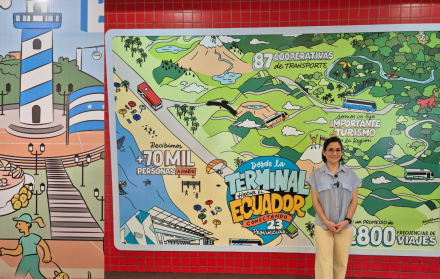 Daniela Santibañez, murales del Terminal Terrestre