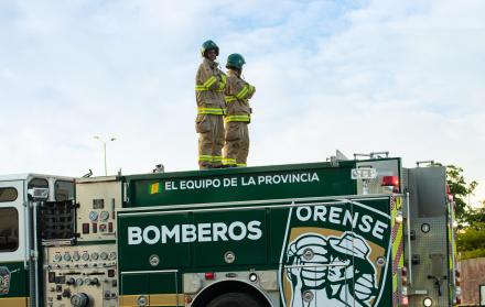 El carro motobomba color verde que donó Orense al Cuerpo de Bomberos de Machala.