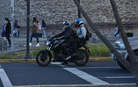 personas en moto