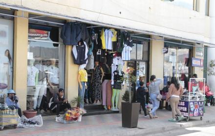 Recorrido para evidenciar ventas informales y desempleo en el parque y alrededores de Tumbaco.
